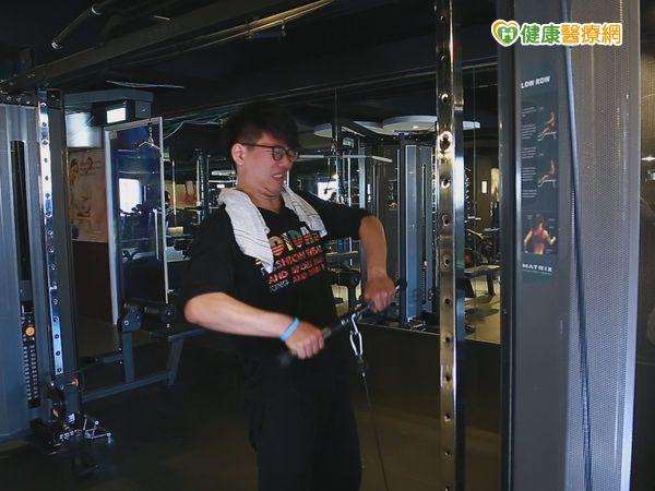 健身達人好man　素人任意模仿恐傷脊椎