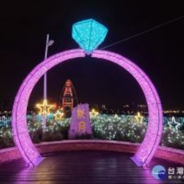新月橋鑽戒造型吸睛　打造台灣最大婚戒求婚布景