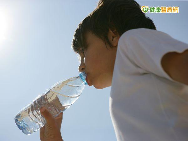 肥胖危機喝水也會胖？　營養師：想太多