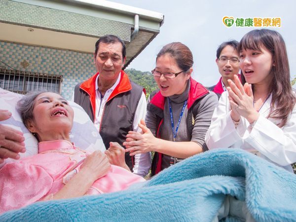 穿旗袍拍結婚照　癌友臥床8年圓心願