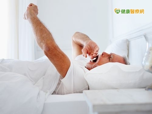 老伴晚上睡覺有暴力行為　恐是失智症上身