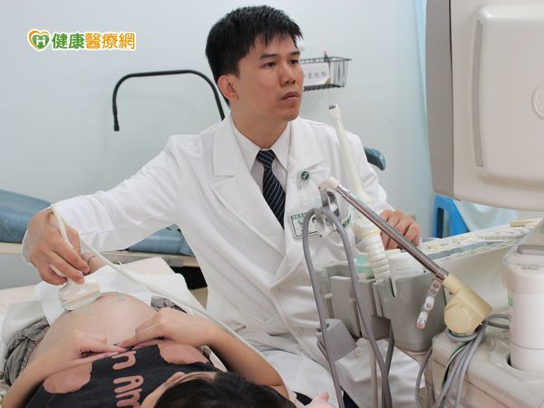 胎兒臍帶脫垂　3分鐘急剖保母子