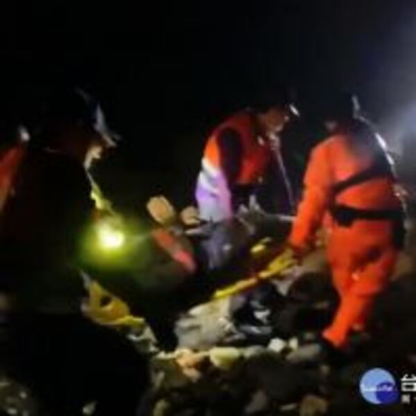 新屋笨港沙灘民眾受傷　海巡警消協力救援