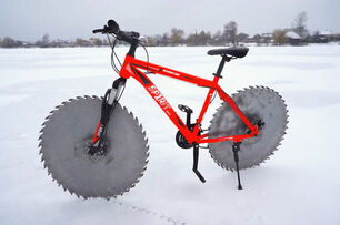 超瘋狂！狂人改造自行車，用圓鋸片代替輪胎在冰面上飆速，網友： 「這是喪屍末日才會出現的交通工具吧」