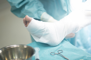 奧地利一老人截肢被「截錯腿」，醫院院方：「失誤！馬上做手術截另一條腿」