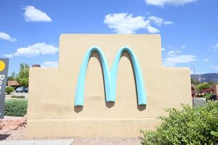世界上唯一沒有金色拱門的麥當勞門店，意外成為遊客主要的打卡景點