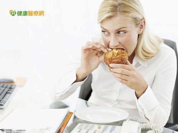 不良飲食和作息　讓她肥胖又提早更年期
