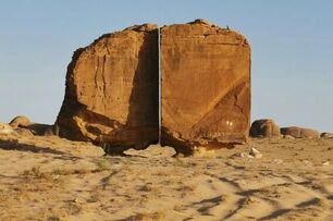 外星人的傑作？沙漠中神秘巨石被「精準切成兩半」，謎團解開證實「非外星激光」