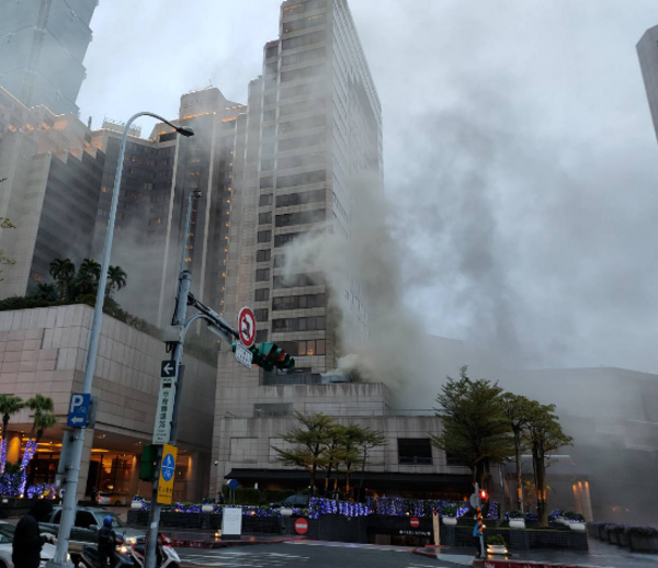 君悅飯店大火，近百名警消到場搶救