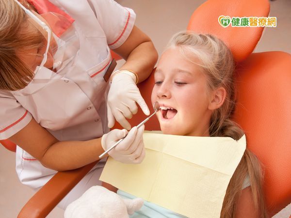 愛甜食不刷牙　8歲女童乳臼齒蛀光光