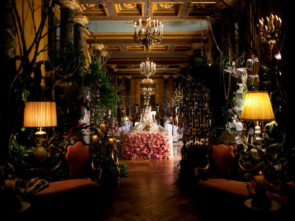 入住巴黎麗茲酒店，在午夜夢迴時跟著心儀的對象墜入最美好的年代