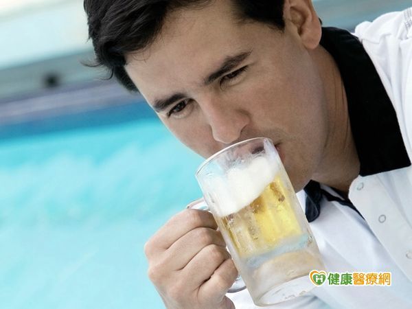 喝酒放鬆紓壓　過量恐傷肝致癌
