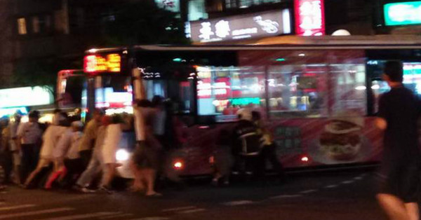台灣最美風景！眾人「抬公車」只為救騎士，齊喊：「 1 2 3抬！」超感人！