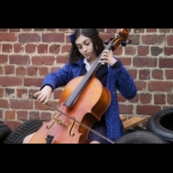 法版歐陽娜娜苦練大提琴演出《我是妳的眼》　古典音樂美少女竟偷師學藝，拉得有模有樣啊～