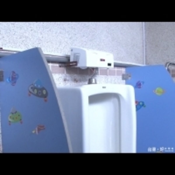 新竹國小五星廁所　卡通貼圖很夢幻