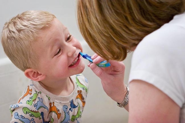 小孩什麼時候開始要刷牙？一定要用牙膏嗎？ 爸媽必知！幼兒刷牙的重要性