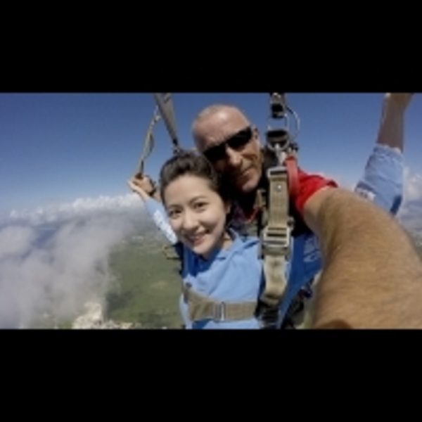 來到關島一定要體驗高空極限！7千公尺的高空跳傘，連號稱「林大膽」的林予晞也崩潰吶喊：「我的媽」