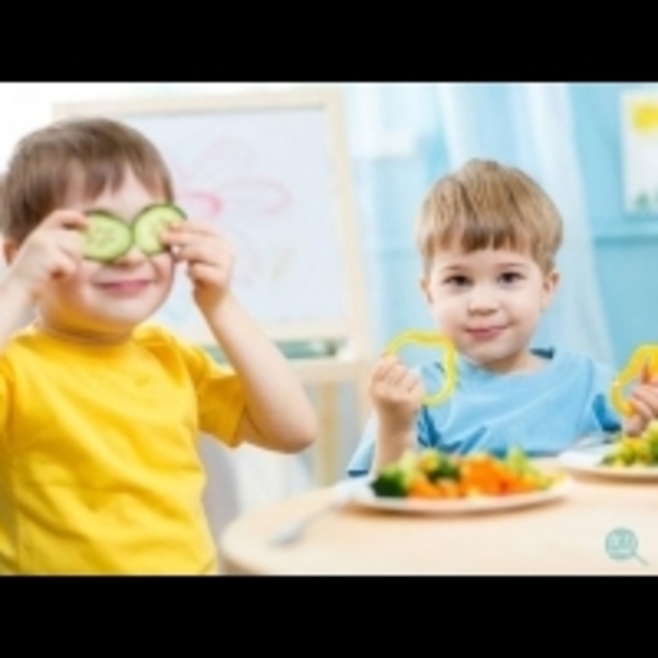 先別急著阻止！孩子玩食物可能有助增加食慾