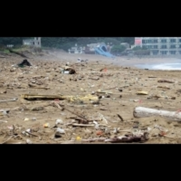 「翻轉小聚」基隆海邊淨灘活動，這次我們撿的不是垃圾而是藝術