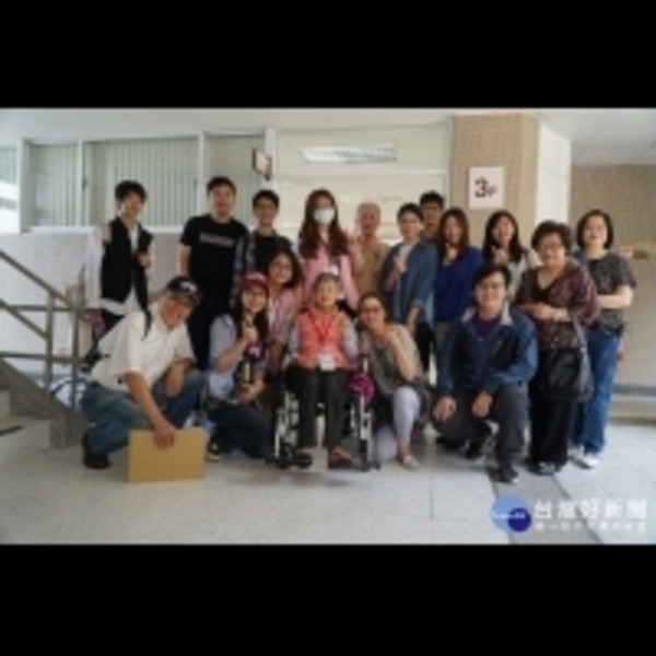 重返政大圓夢成功　80歲奶奶與老同事喜相逢