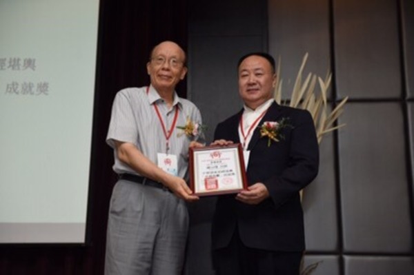 謝沅瑾獲頒卓越貢獻成就獎 關心台灣社會 呼籲避免藍綠顏色對立