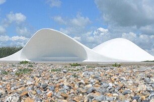 這次在貝殼裡可以聽見交響樂 英國海邊出現了巨型貝殼音樂台