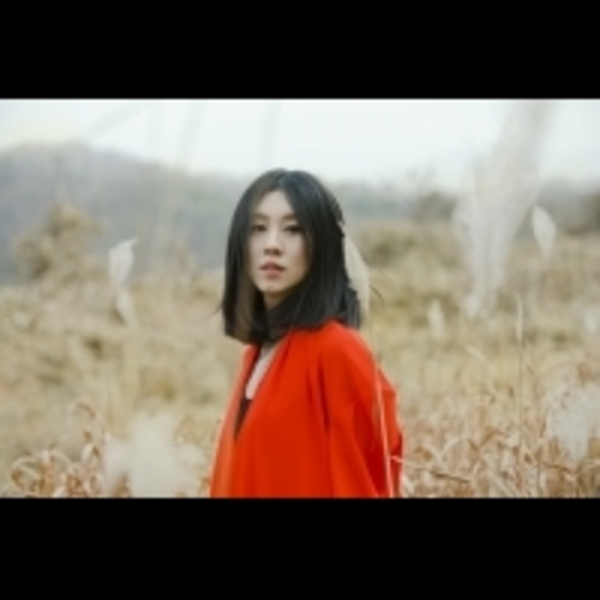 影／白安大邱郊區廢墟拍MV　0度低溫身穿「輕薄紅洋裝」拍攝，用「這方法」禦寒...