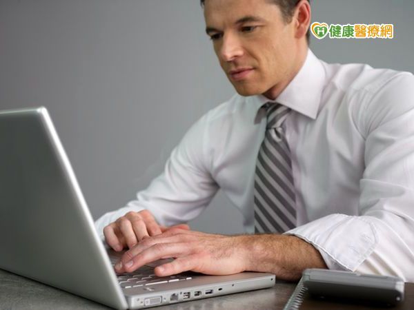 久坐不動狂追劇　小心慢性病上身