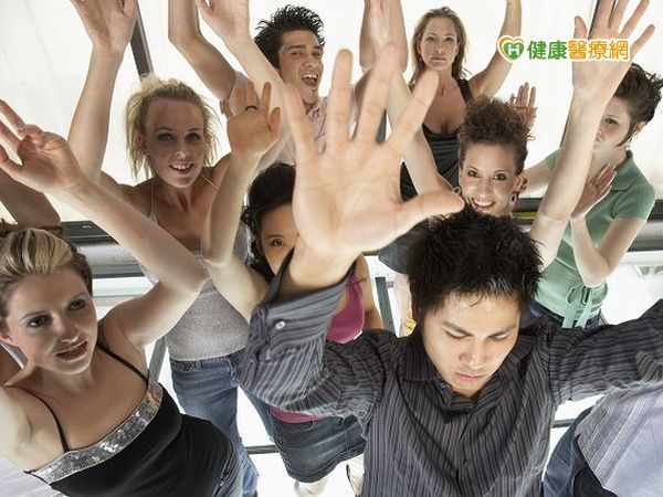 年輕人常駐足夜店　小心耳鳴和失聰