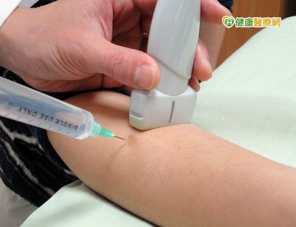 手指夾傷痛一年　原來視神經病變