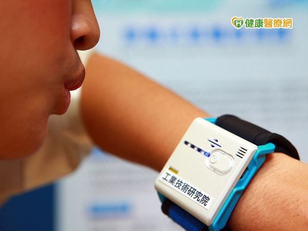 酒測手錶吹一口　酒測自己來