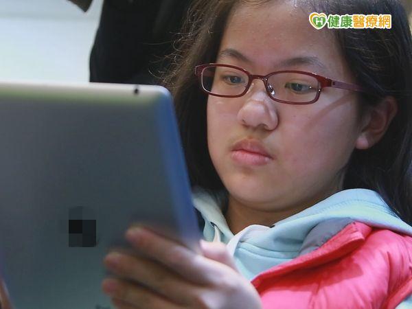 討論功課LINE過頭　國小女近視度數爆增