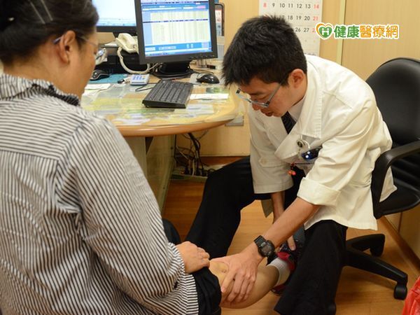 爬山運動過頭　中年婦膝蓋位移