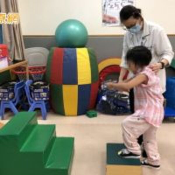 5歲女童腦炎攤床　中西醫治療重新站起來