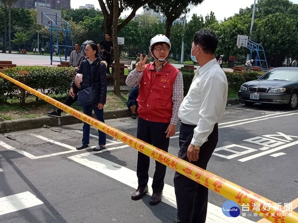 混凝土車勾到纜線 板橋電線桿斷裂停電 - ENews新聞網