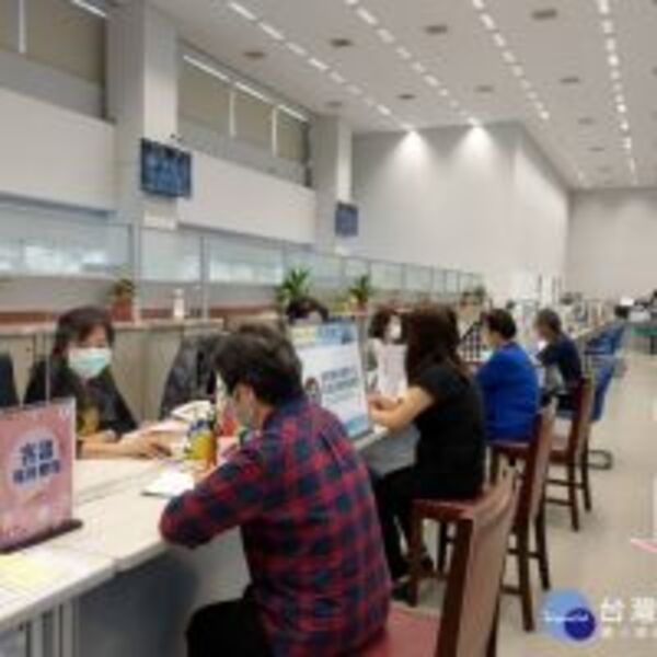 防疫多一「層」保障　中市府服務中心設隔板