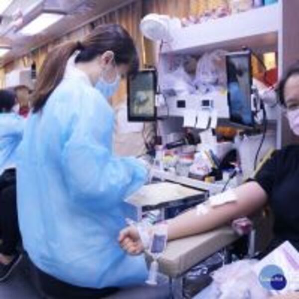 疫情造成捐血量減少　弘光師生挽袖捐血抗疫