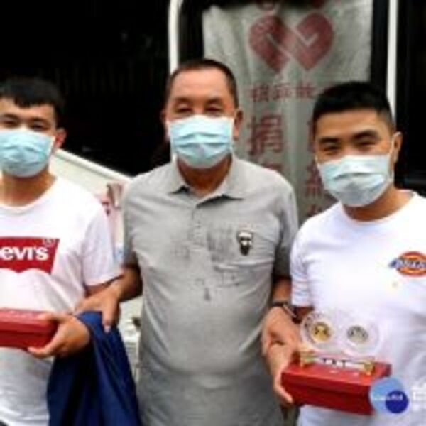 竹山紫南宮捐血贈錢母套幣　吸引3公里排隊人潮