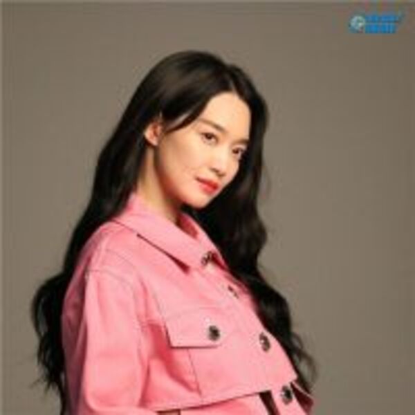 申敏兒畫報幕後花絮照公開 華麗外貌與優雅氛圍並存