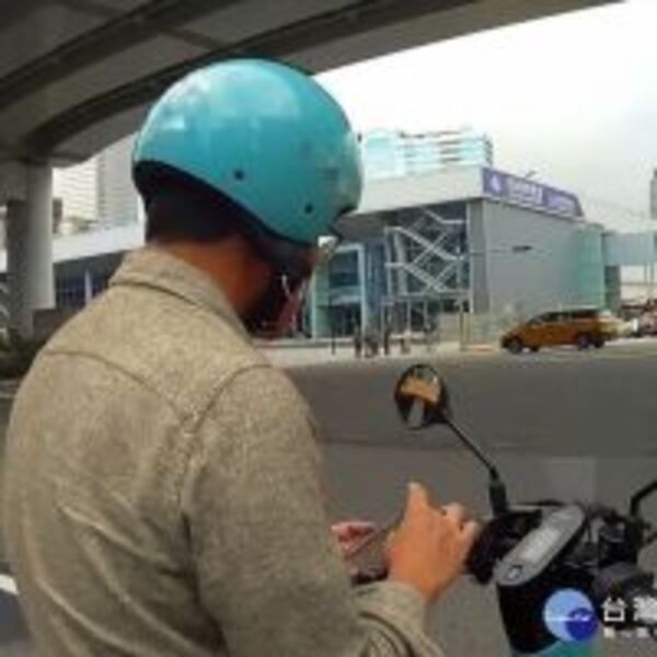行車勿當低頭族　滑手機最高罰3千