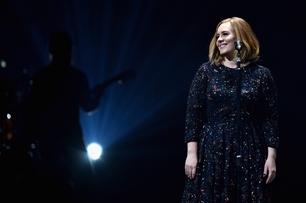Adele優雅登場，Burberry獨家贊助《25》世界巡迴服裝