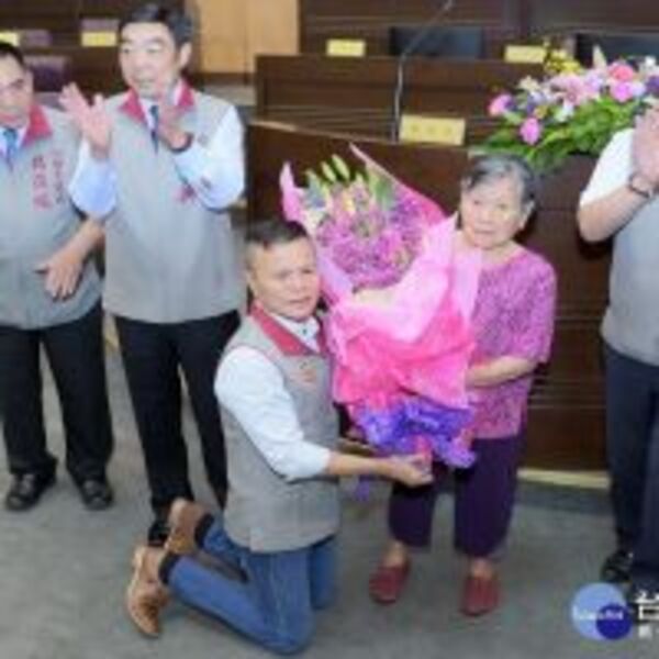 「十大槍擊要犯」段樹文就職桃市議員　下跪獻花感謝老母親