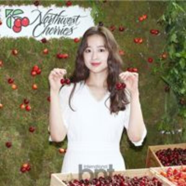 [bnt PHOTO]孫妍在參加“Cherry day”活動 一襲白裙清純甜美惹人愛