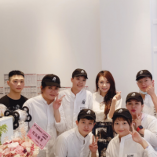 不畏疫情，丫頭詹子晴手搖飲料店連開７家店！苗栗分店單日銷破千杯...