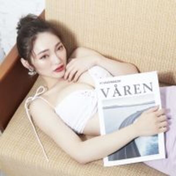 最美乳型「Donna 奶妹」不科學身材海邊外拍海蟑螂爬上身全身發癢