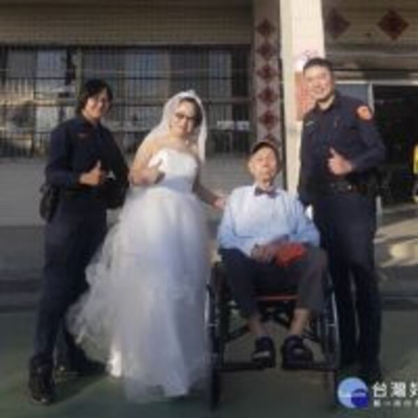 8旬老夫妻拍攝婚紗車拋錨 警駕駛巡邏車助圓夢 Enews新聞網 7364