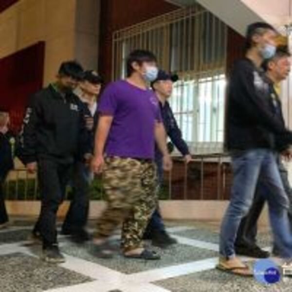 超車糾紛攔路砸車　警籲忍一時氣免觸犯刑責