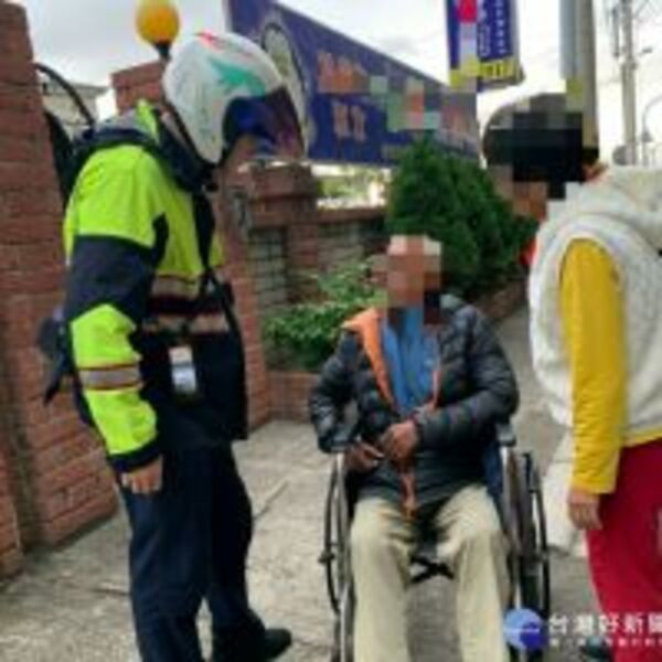 老翁獨自坐輪椅外出迷途　警協助返家