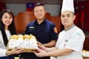 明道國際生手作百份越式法國麵包　感謝警察維護校園安全
