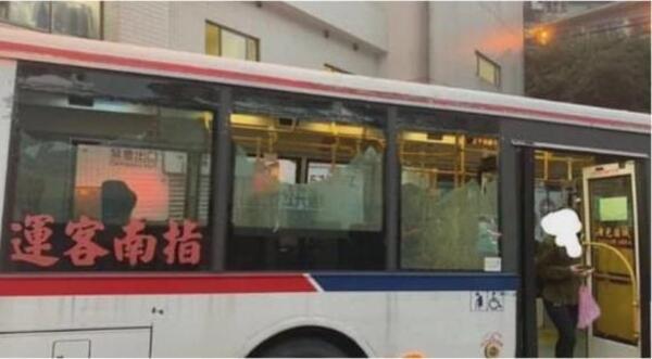 淡水公車車窗玻璃全爆裂！司機毫無察覺繼續開，乘客崩潰了!
